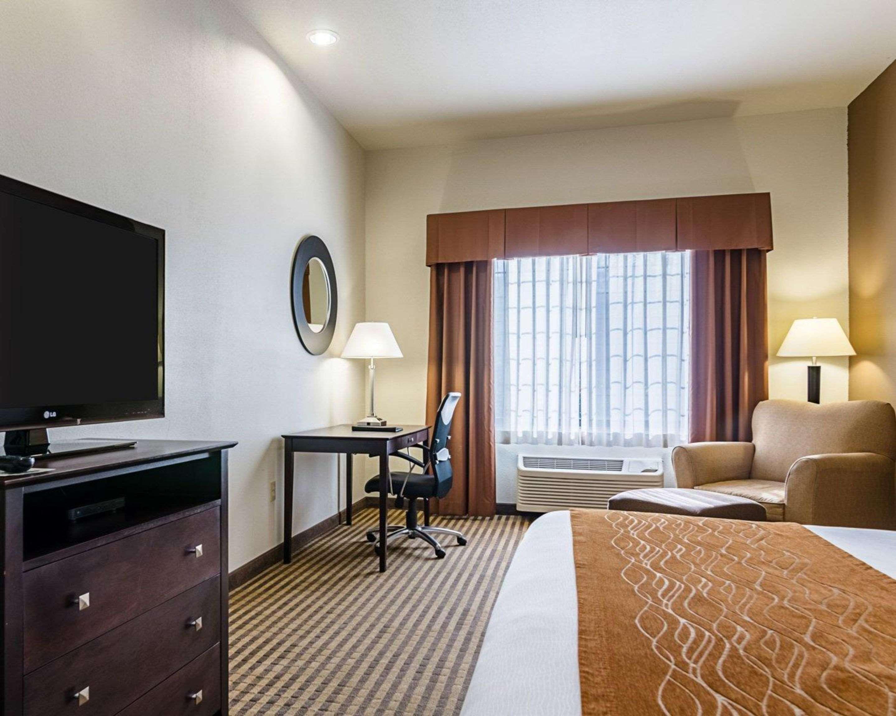 Comfort Inn & Suites Lawrence - University Area Buitenkant foto