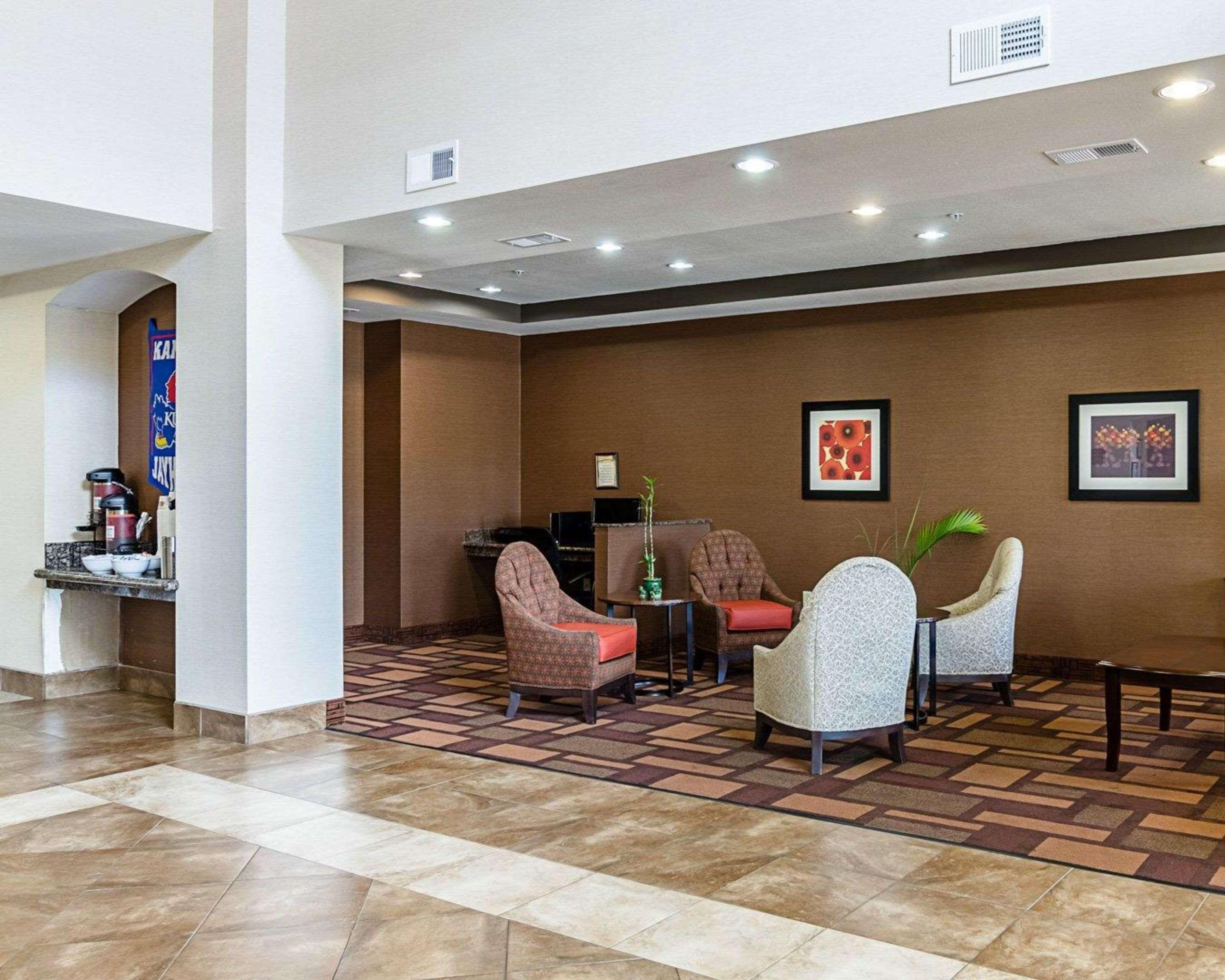 Comfort Inn & Suites Lawrence - University Area Buitenkant foto