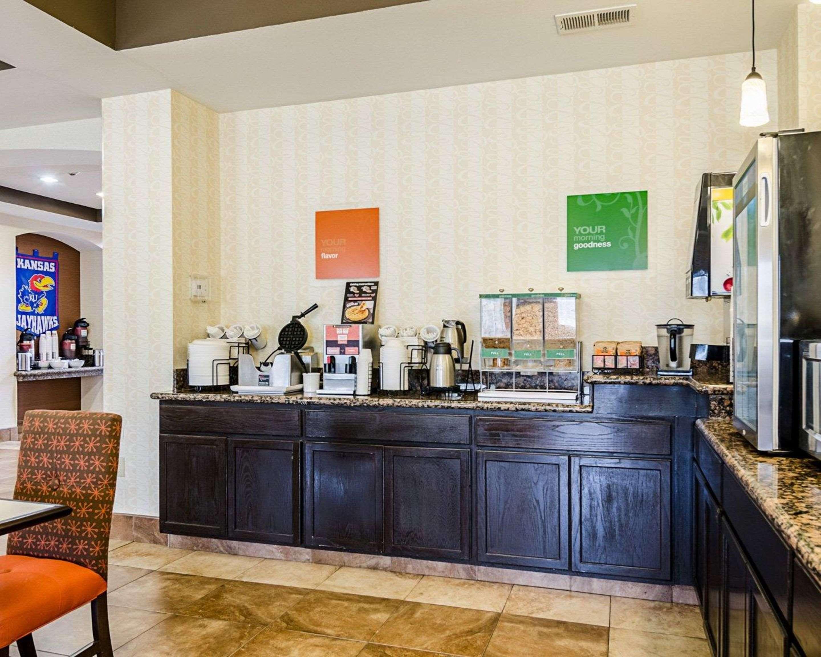 Comfort Inn & Suites Lawrence - University Area Buitenkant foto